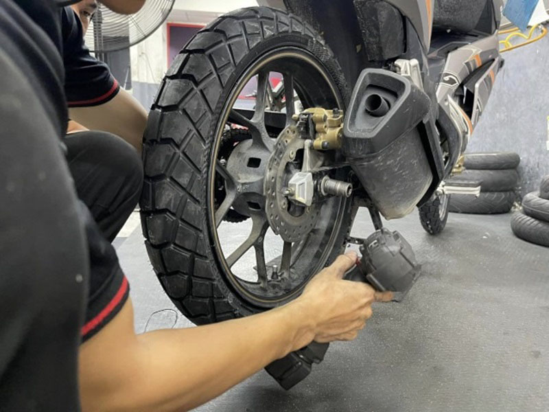 Lốp xe Winner X có vết nứt phải làm sao?
